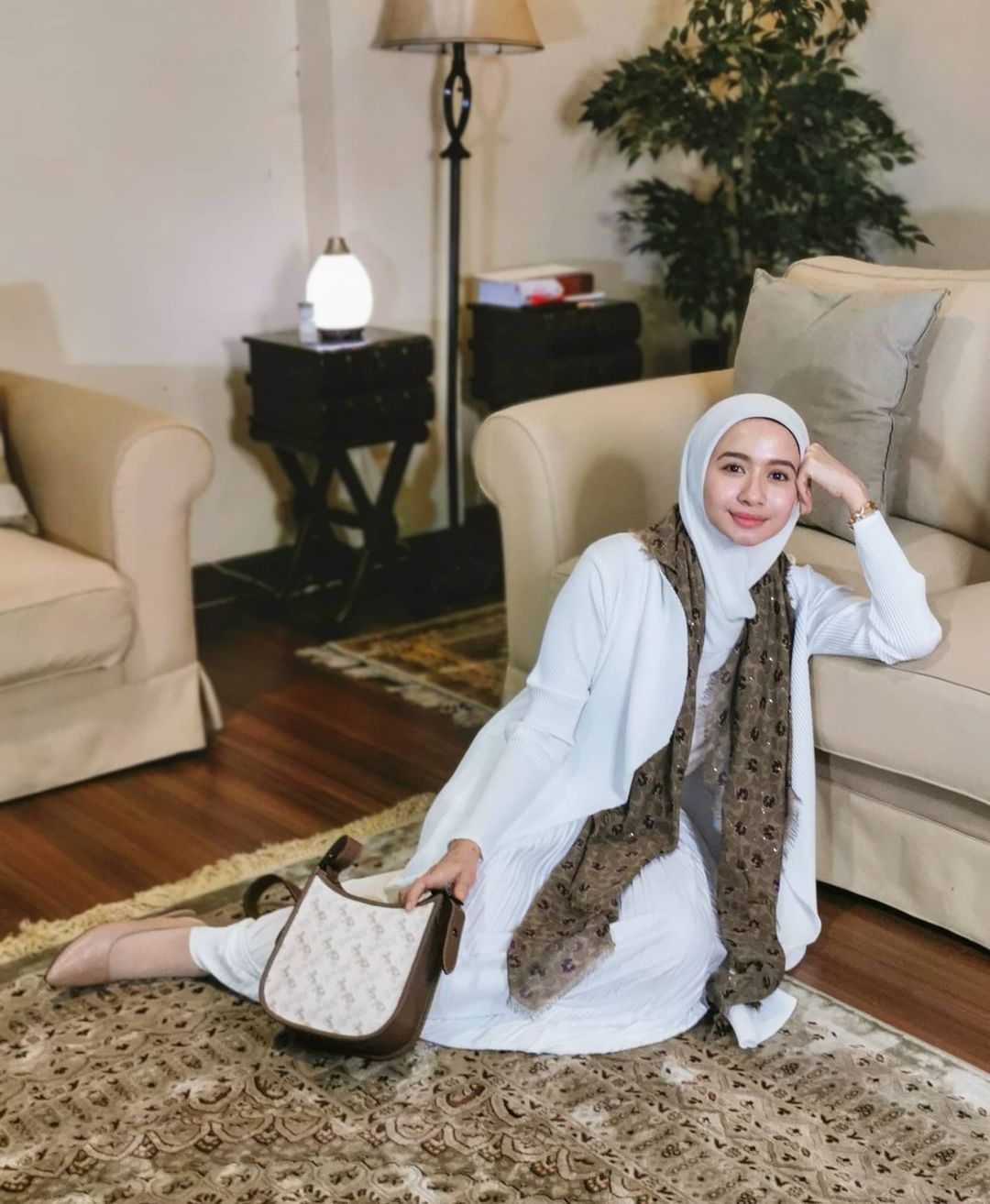 Anggun dan Stylish, Intip 4 Inspirasi Outfit Sederhana Laudya Cynthia Bella