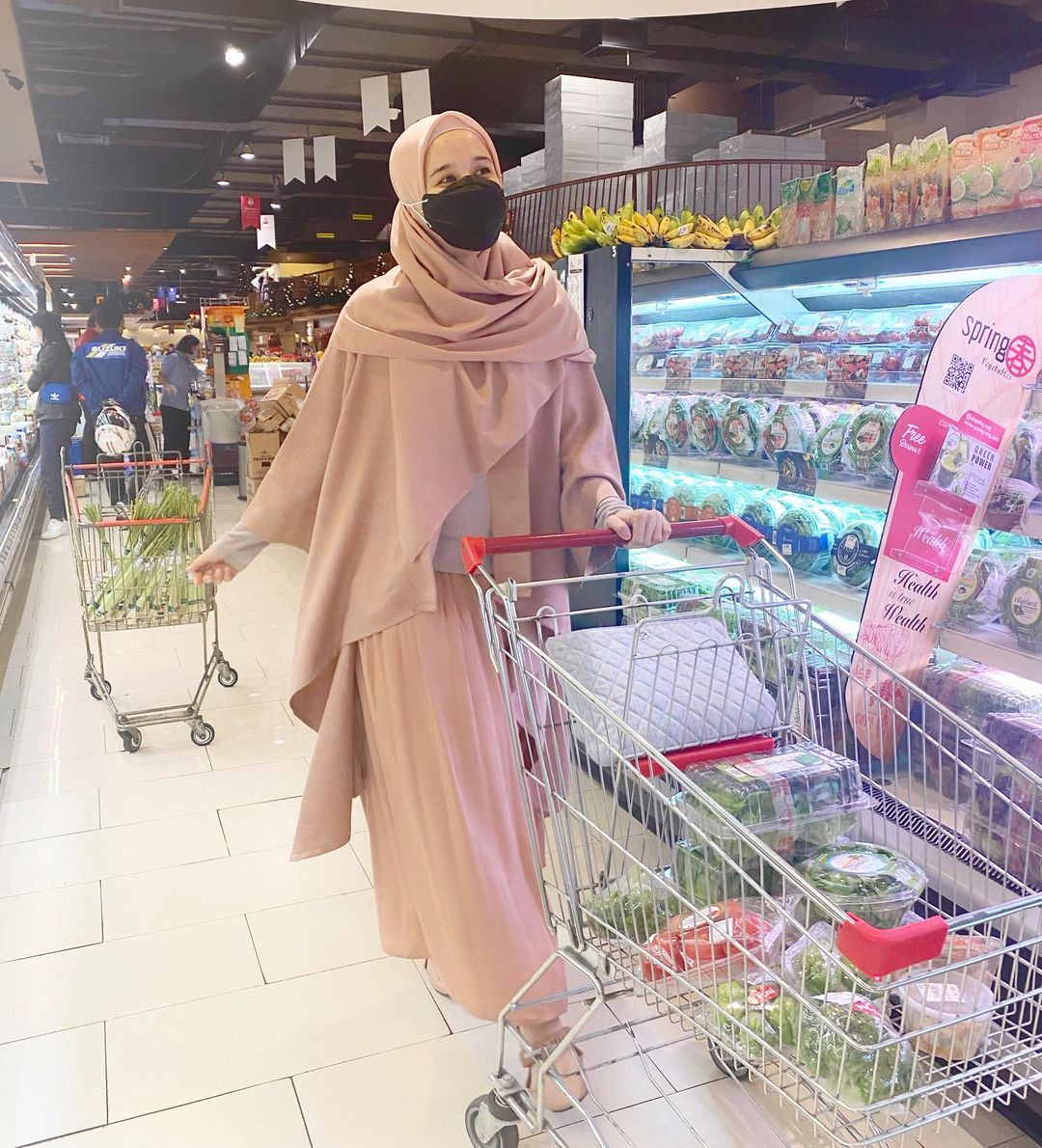 Anggun dan Stylish, Intip 4 Inspirasi Outfit Sederhana Laudya Cynthia Bella