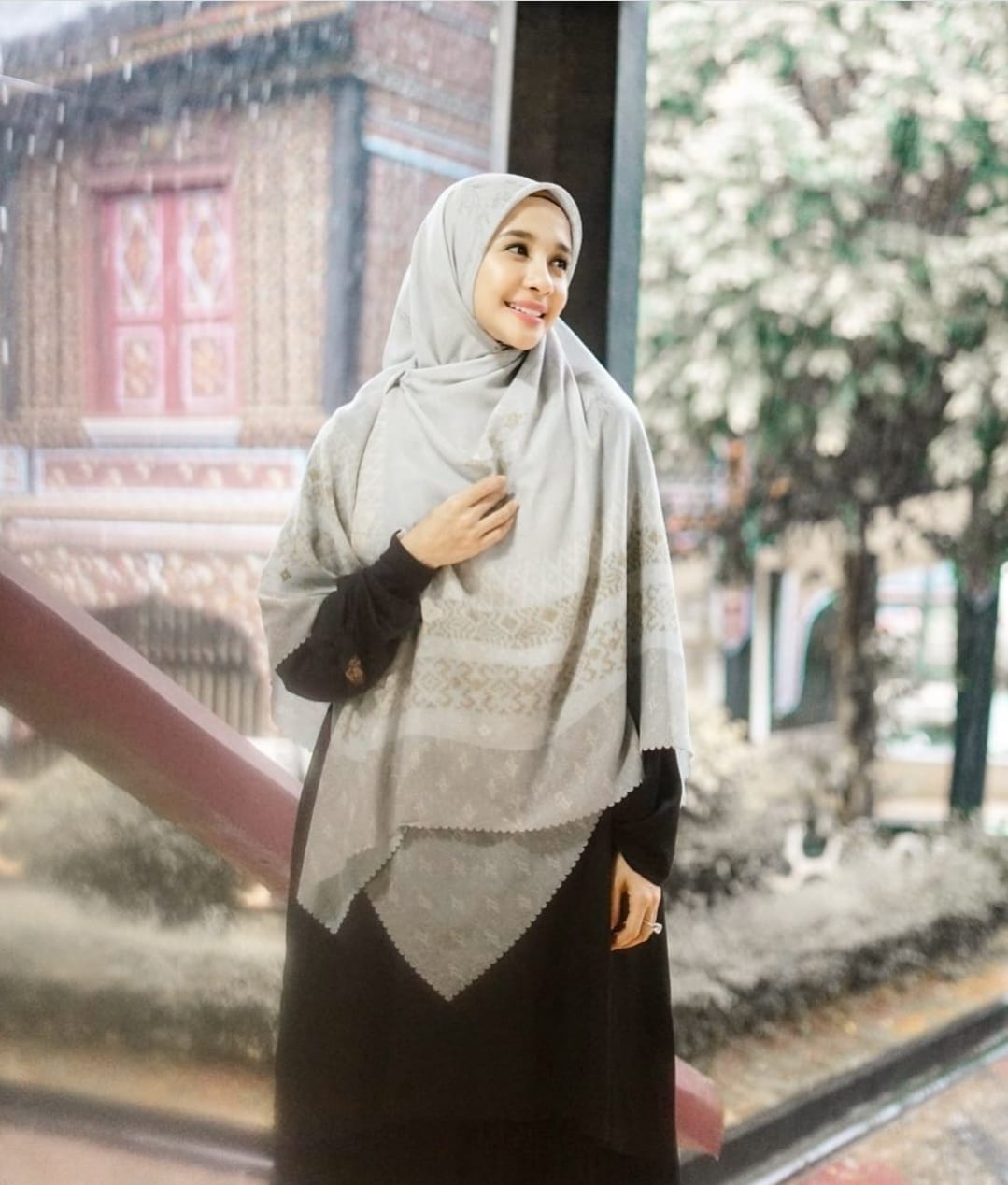 Anggun dan Stylish, Intip 4 Inspirasi Outfit Sederhana Laudya Cynthia Bella