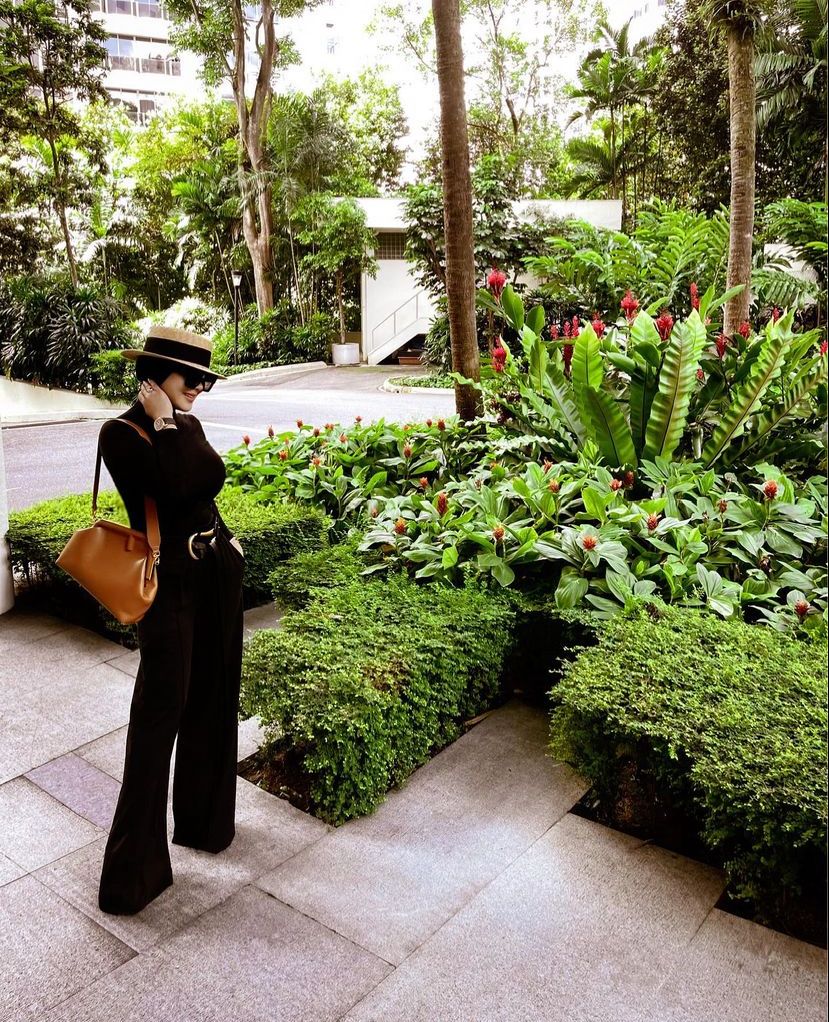 Gaya Fesyen Hijab Cewek Mamba Ala Syahrini, Elegan dan Menawan