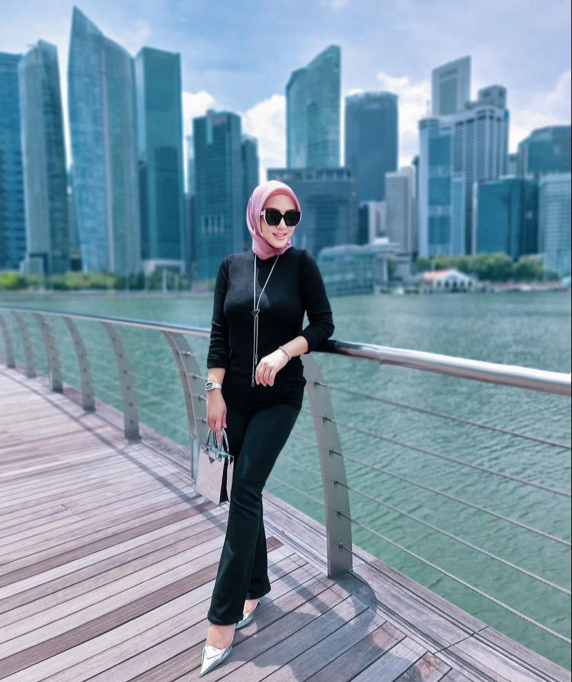 Gaya Fesyen Hijab Cewek Mamba Ala Syahrini, Elegan dan Menawan