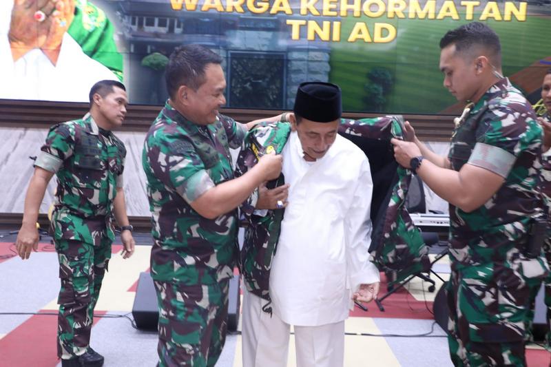 Kasad Kukuhkan Habib Luthfi sebagai Warga Kehormatan Angkatan Darat