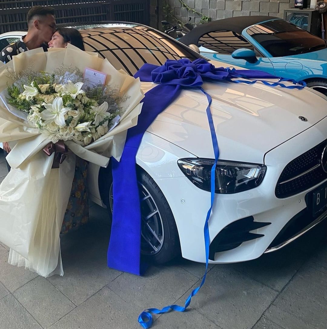 Selain Rizky Billar, 3 Artis Sultan Ini Beri Kado Mewah di Hari Lahir Istri