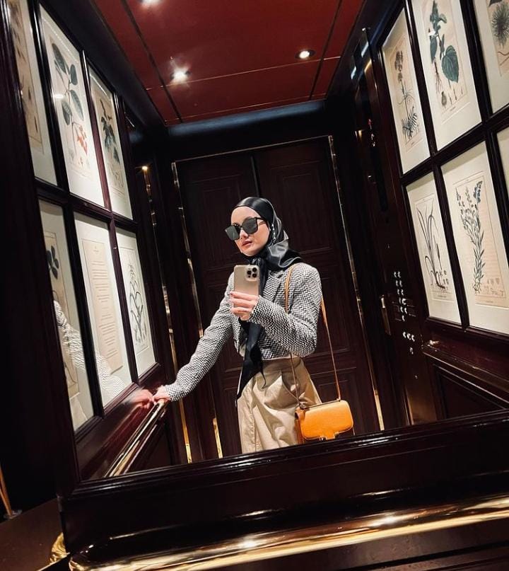 Gaya 5 Selebritas Wanita Adu Outfit saat Mirror Selfie