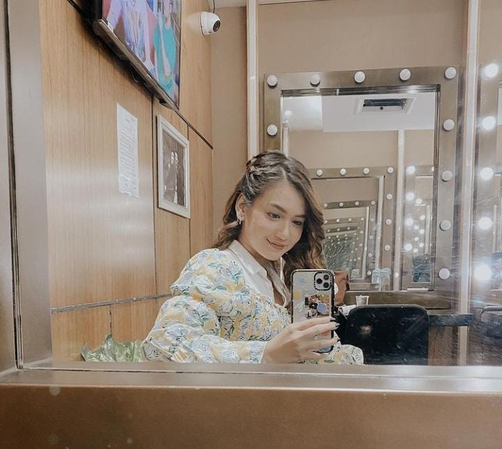 Gaya 5 Selebritas Wanita Adu Outfit saat Mirror Selfie
