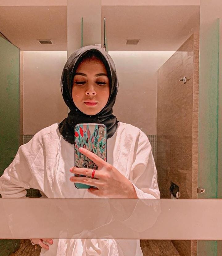 Gaya 5 Selebritas Wanita Adu Outfit saat Mirror Selfie