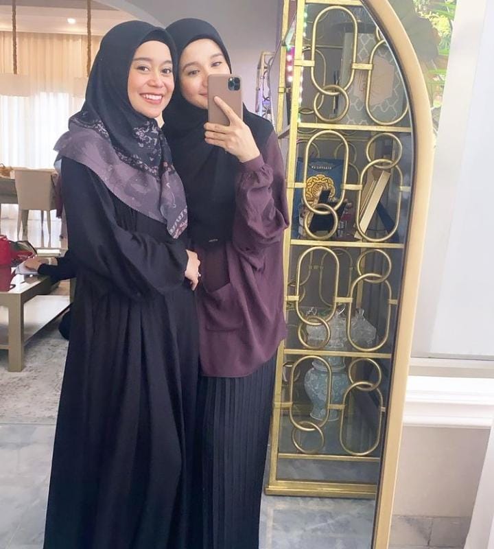Gaya 5 Selebritas Wanita Adu Outfit saat Mirror Selfie