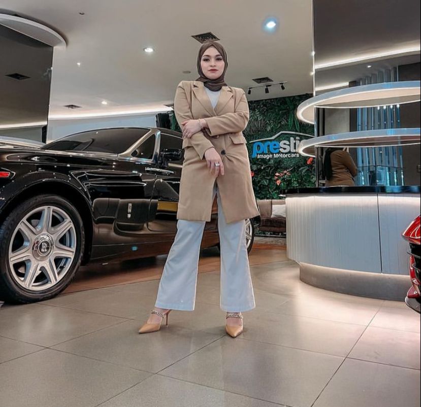 4 Inspirasi Outfit Hijab dengan Long Outer Ala Artis Indonesia