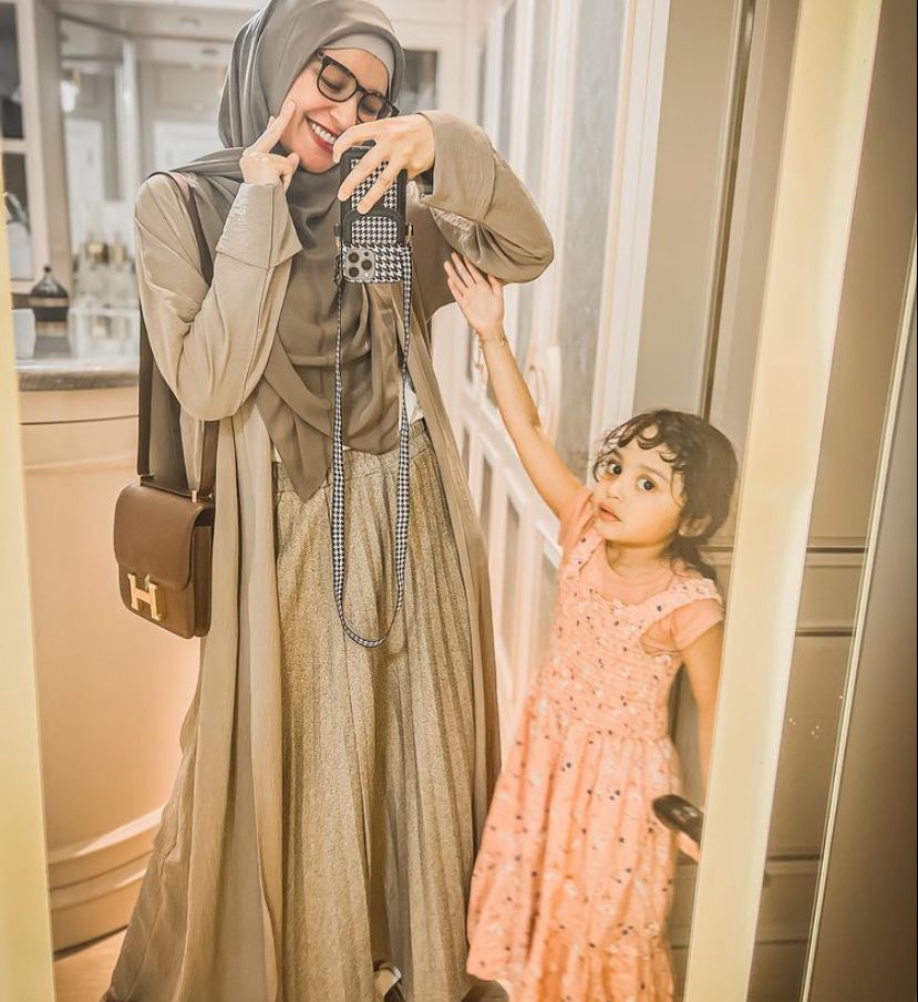 4 Inspirasi Outfit Hijab dengan Long Outer Ala Artis Indonesia