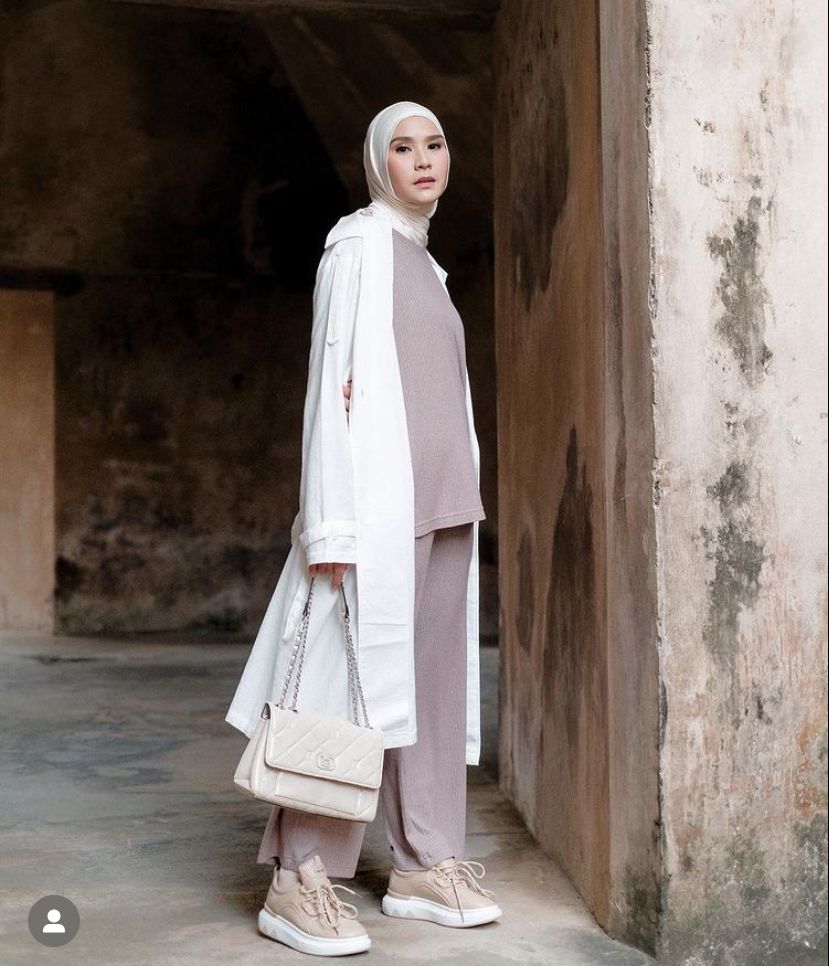 4 Inspirasi Outfit Hijab dengan Long Outer Ala Artis Indonesia