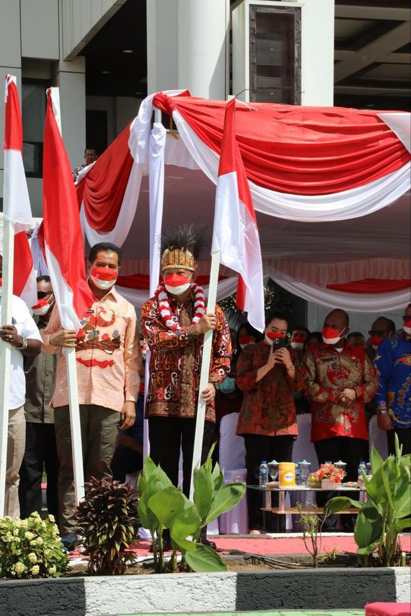 Mendagri Tancapkan Bendera Merah Putih di Kabupaten Merauke