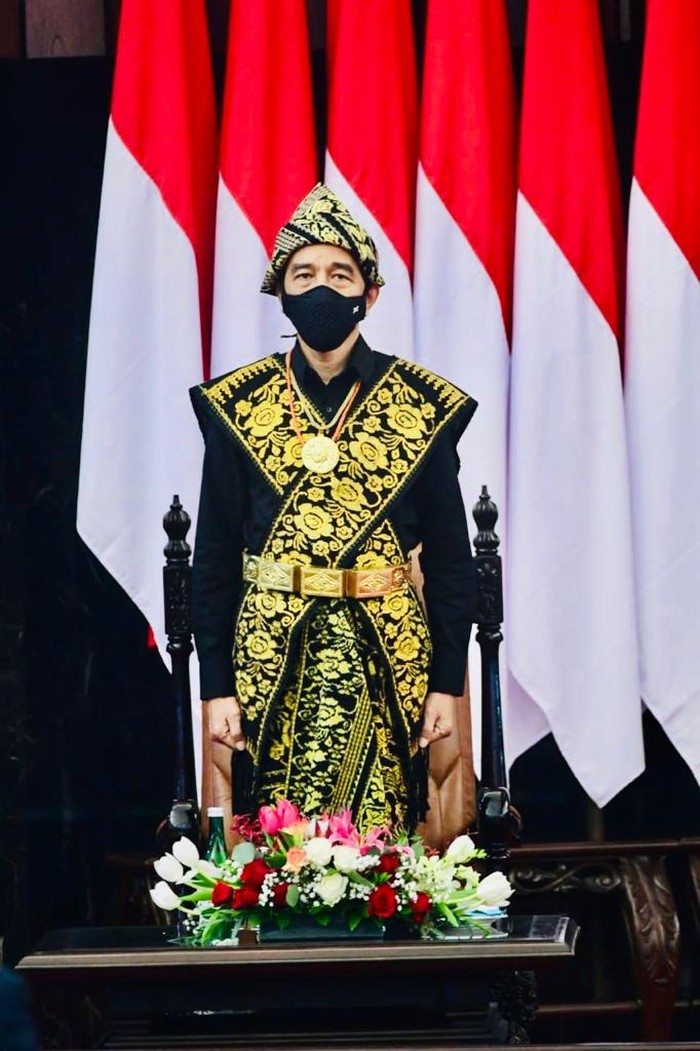 Selain Baju Paksian, Jokowi Pernah Kenakan 6 Baju Adat Lain di Acara Negara