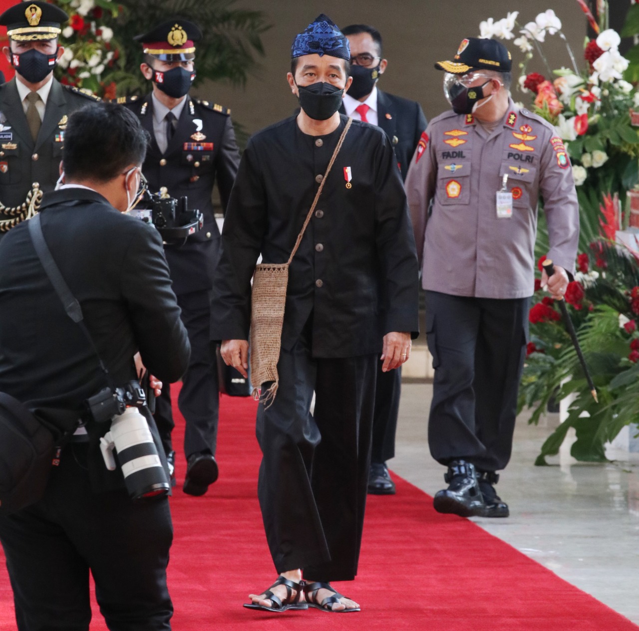 Selain Baju Paksian, Jokowi Pernah Kenakan 6 Baju Adat Lain di Acara Negara