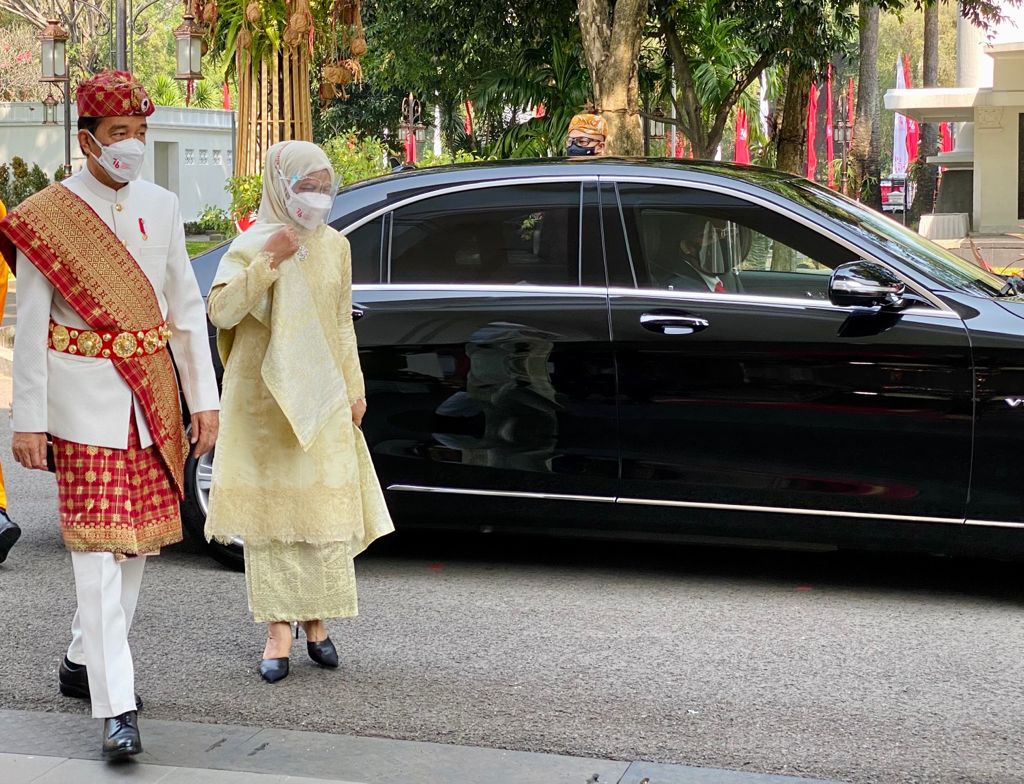 Selain Baju Paksian, Jokowi Pernah Kenakan 6 Baju Adat Lain di Acara Negara