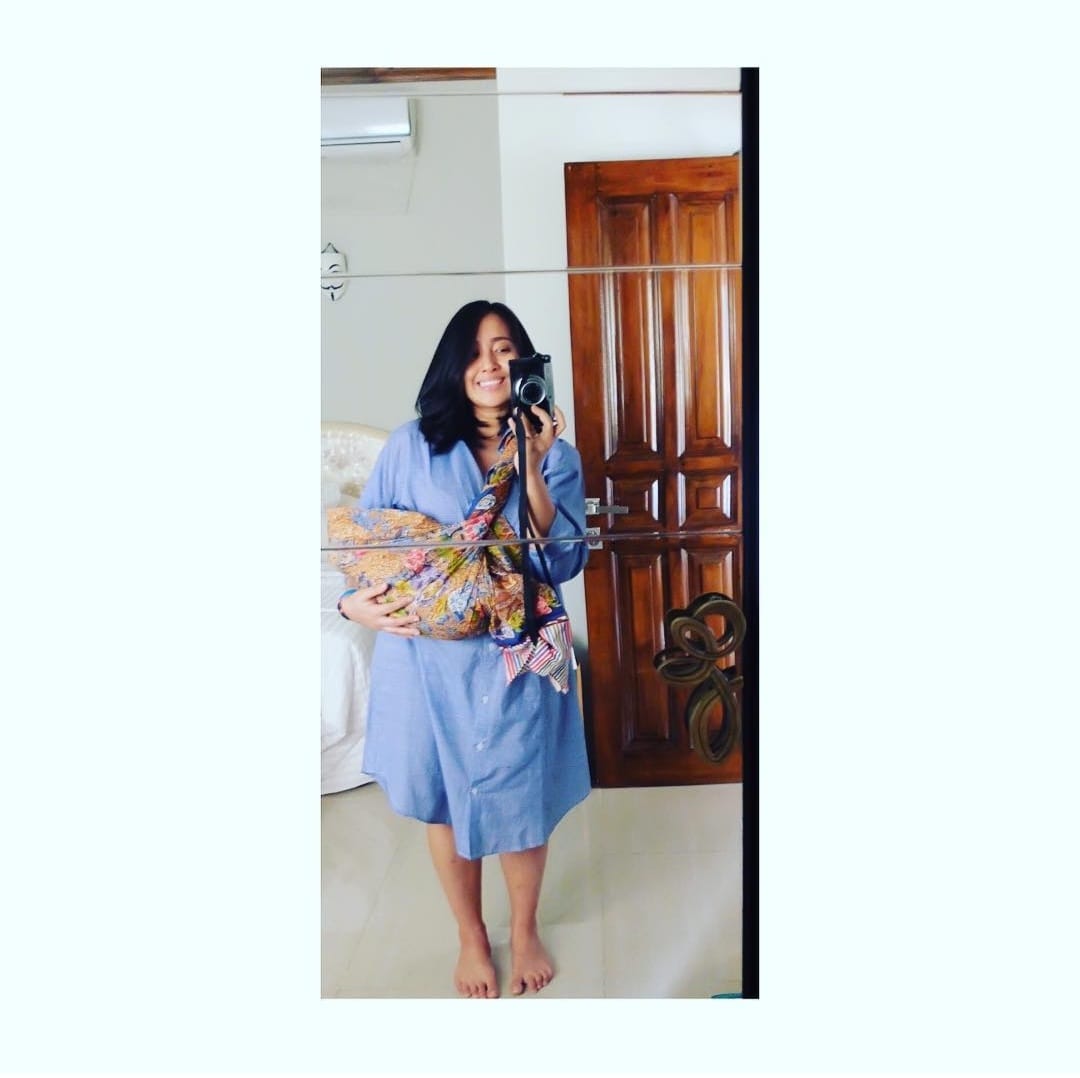 Masih Pakai Gendongan Jarik, 5 Publik Figur Ini Tetap Stylish