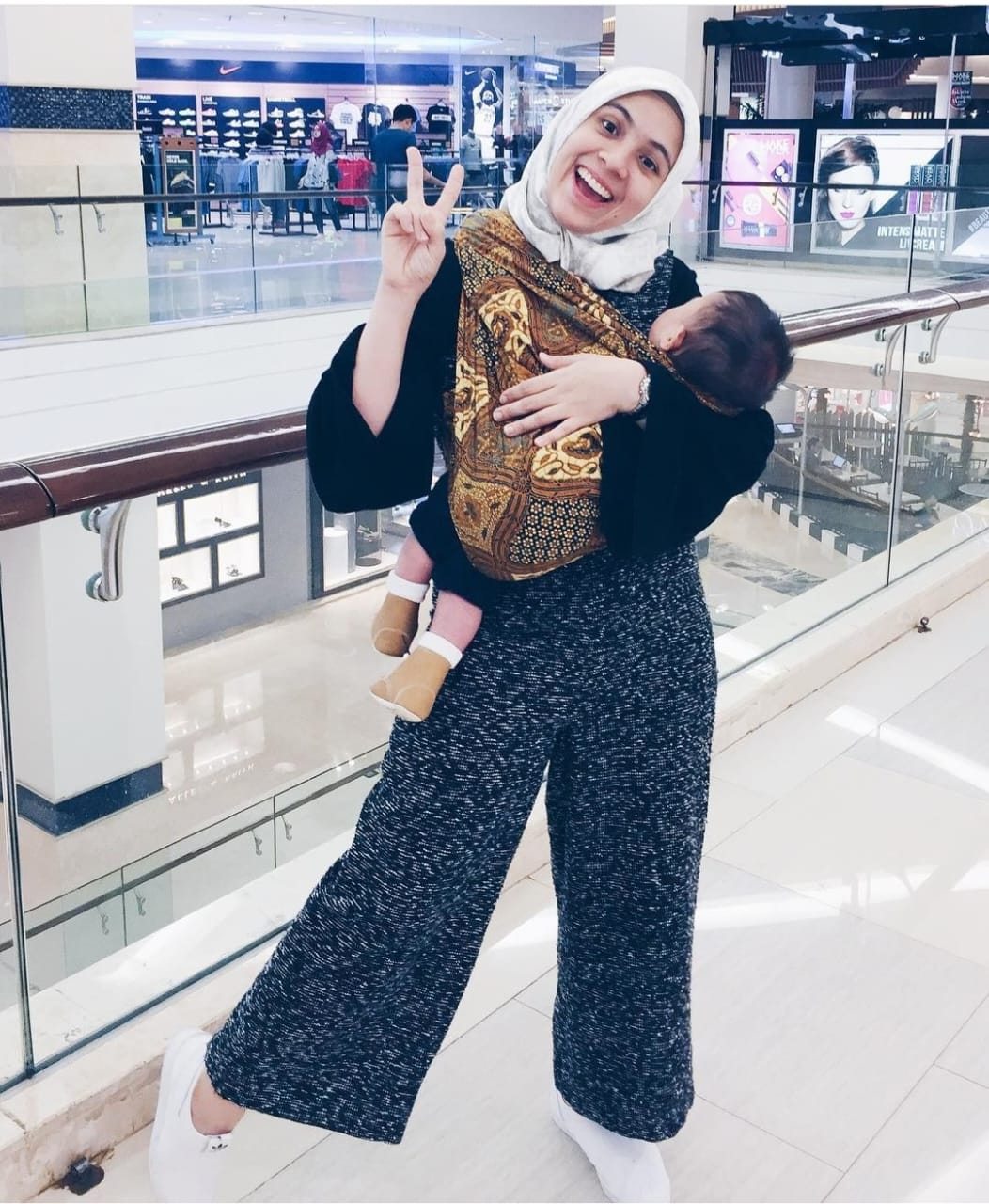 Masih Pakai Gendongan Jarik, 5 Publik Figur Ini Tetap Stylish