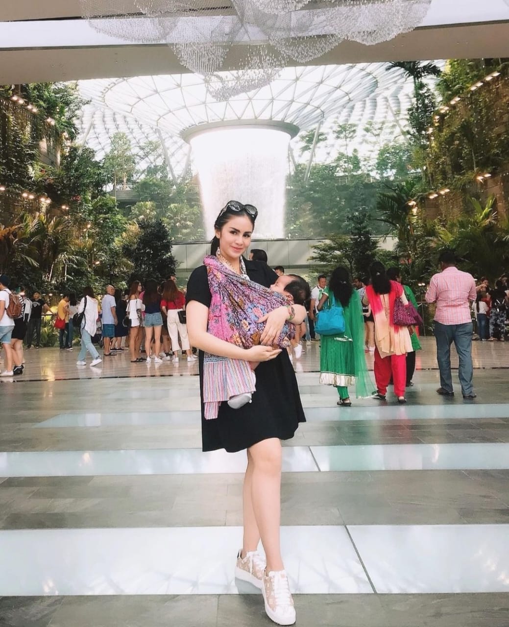 Masih Pakai Gendongan Jarik, 5 Publik Figur Ini Tetap Stylish