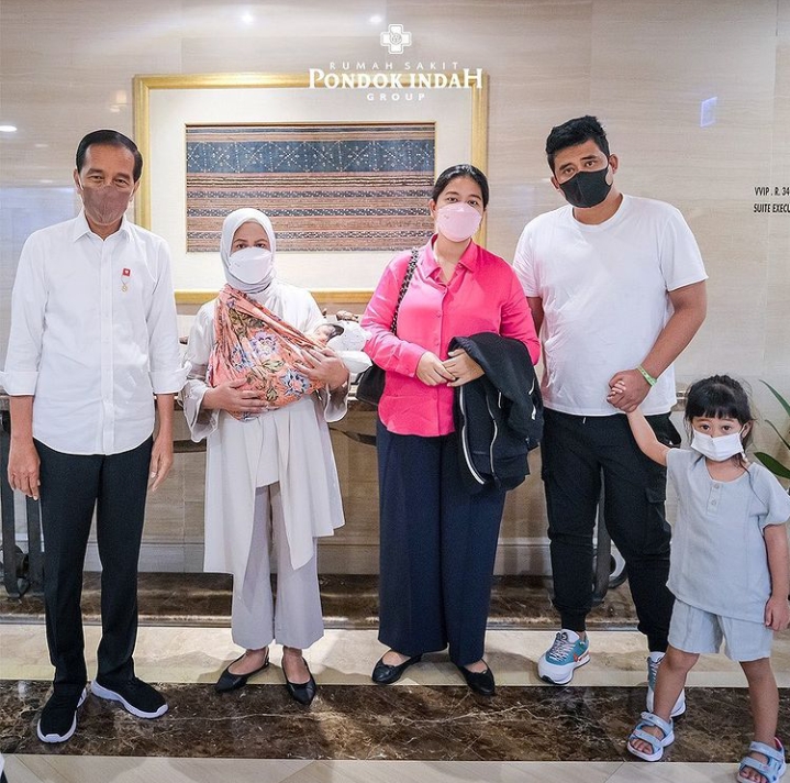 Masih Pakai Gendongan Jarik, 5 Publik Figur Ini Tetap Stylish