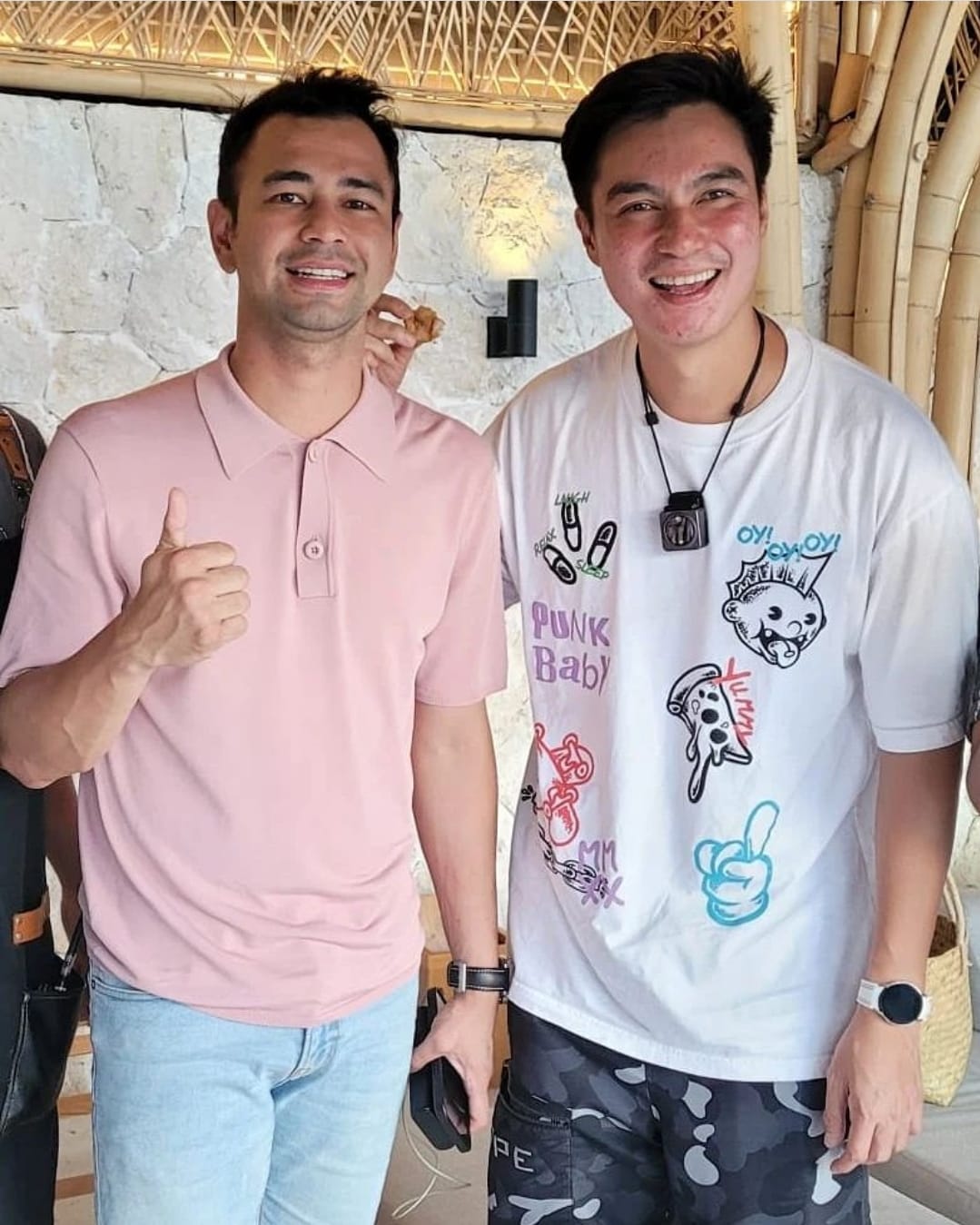 Lima Publik FIgur Ini Tetap Terlihat Gagah Beroutfit Merah Muda