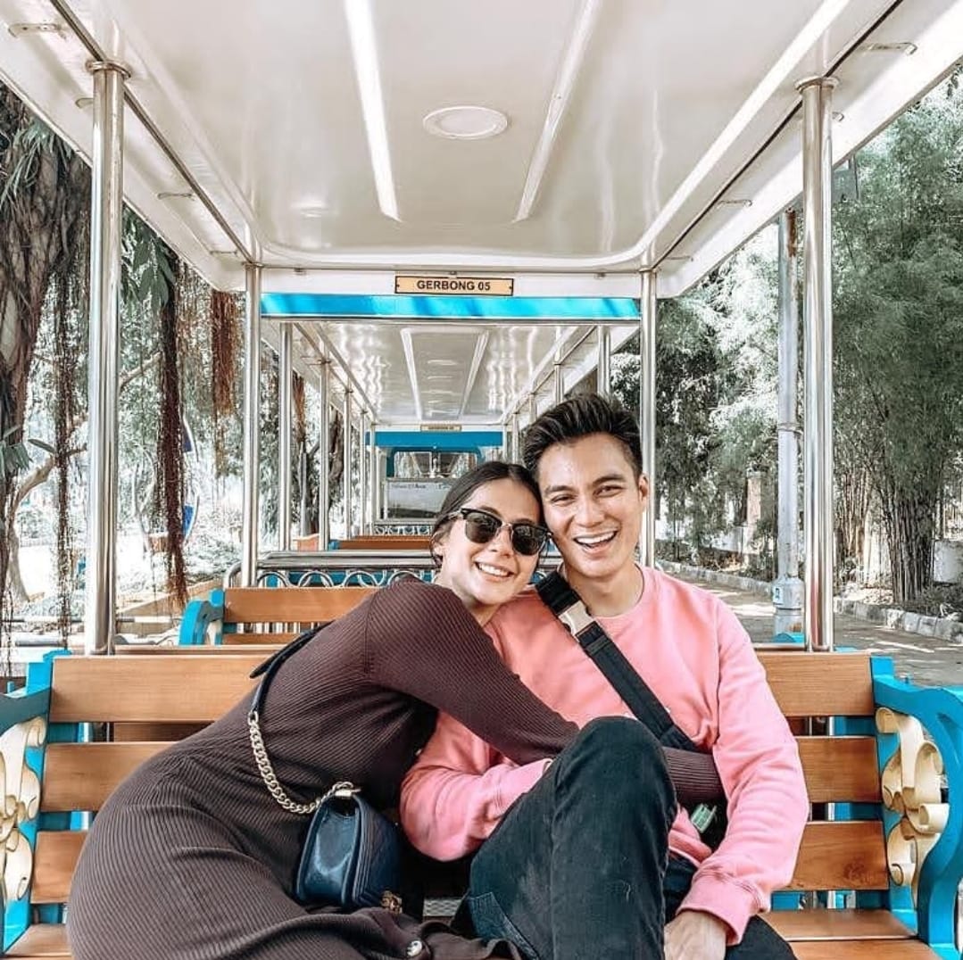 Lima Publik FIgur Ini Tetap Terlihat Gagah Beroutfit Merah Muda