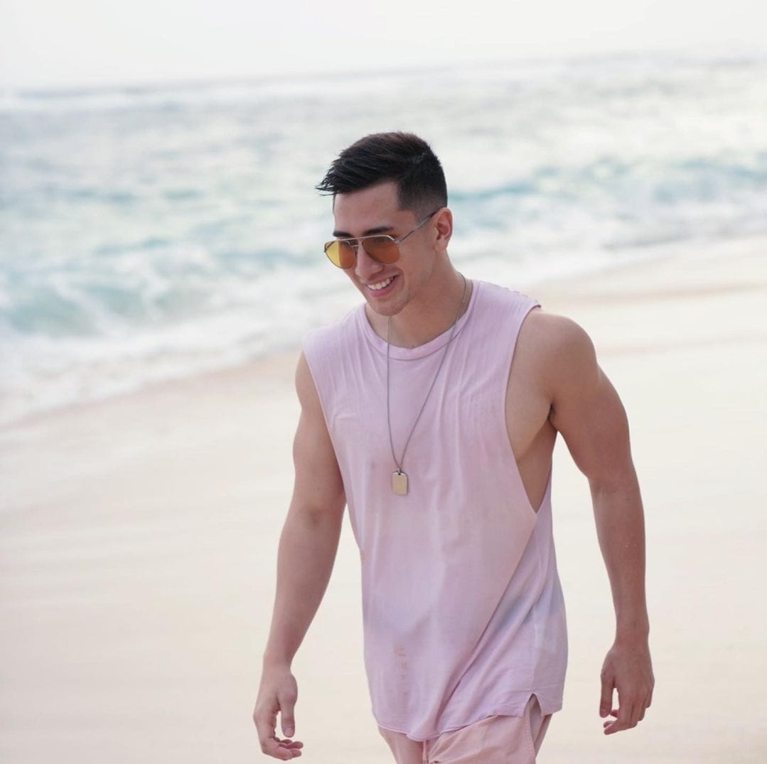 Lima Publik FIgur Ini Tetap Terlihat Gagah Beroutfit Merah Muda