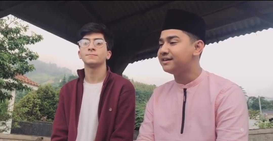 Lima Publik FIgur Ini Tetap Terlihat Gagah Beroutfit Merah Muda