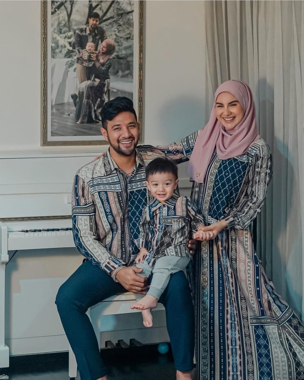 Alih-Alih Foto Studio, 5 Keluarga Artis Ini Pilih Berpose di Rumah