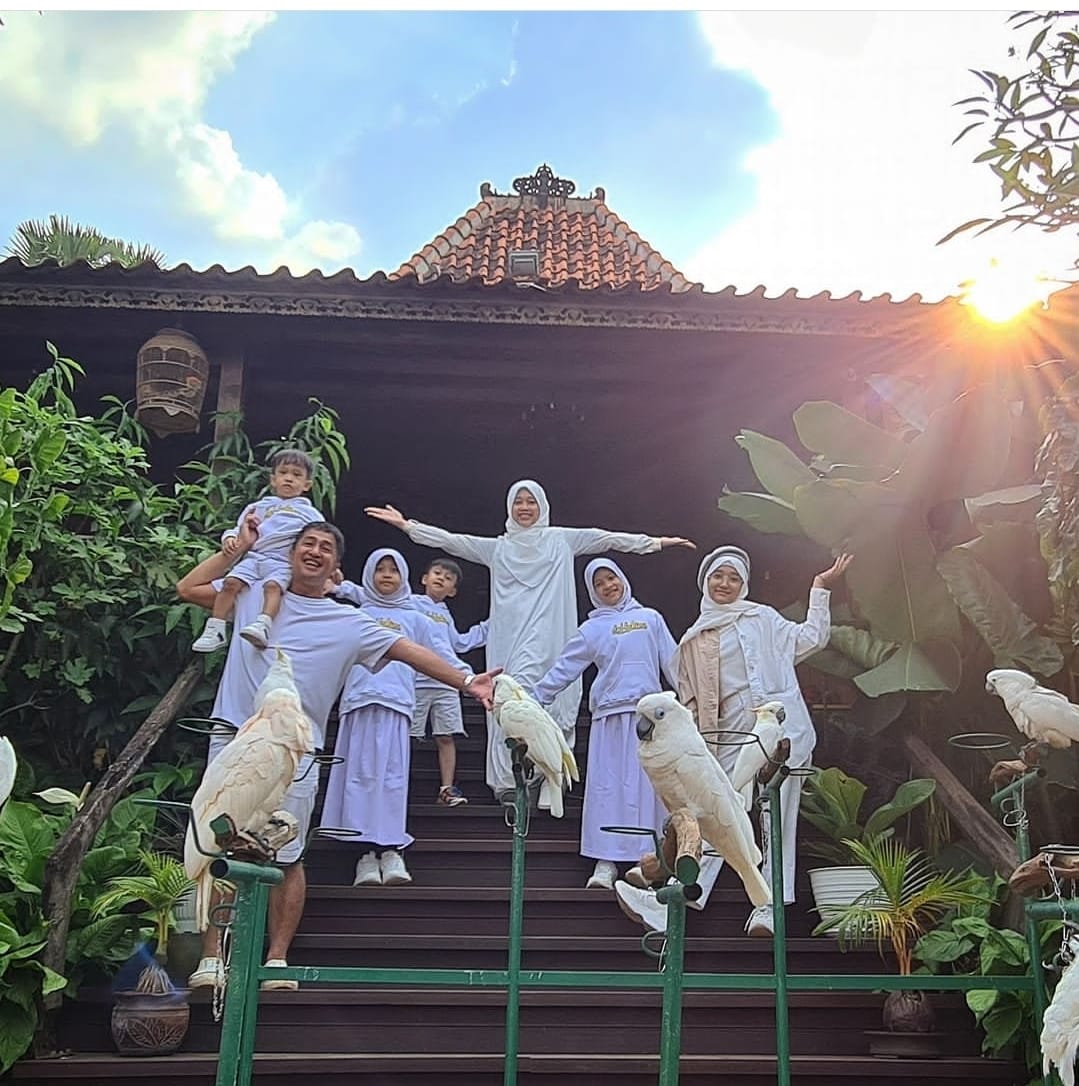 Alih-Alih Foto Studio, 5 Keluarga Artis Ini Pilih Berpose di Rumah