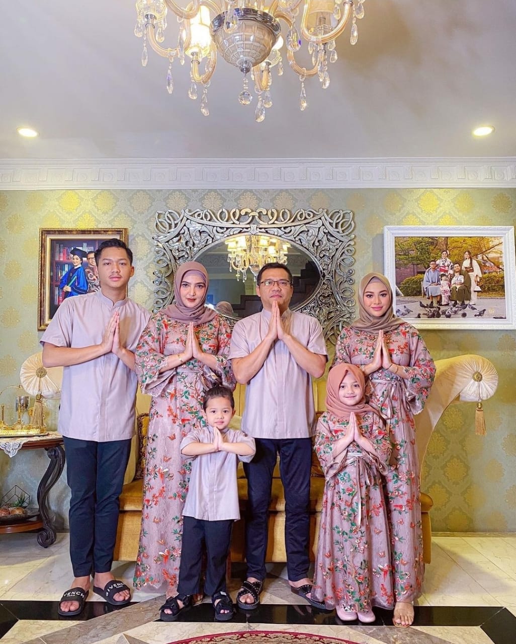 Alih-Alih Foto Studio, 5 Keluarga Artis Ini Pilih Berpose di Rumah