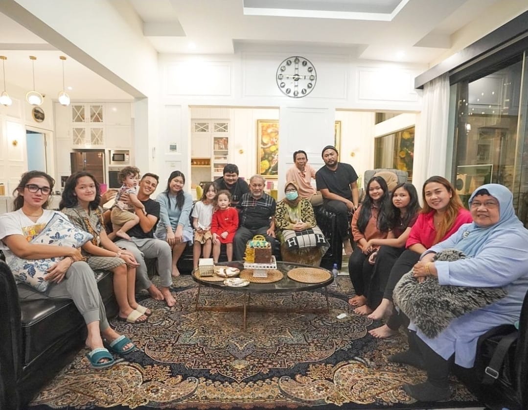 Alih-Alih Foto Studio, 5 Keluarga Artis Ini Pilih Berpose di Rumah