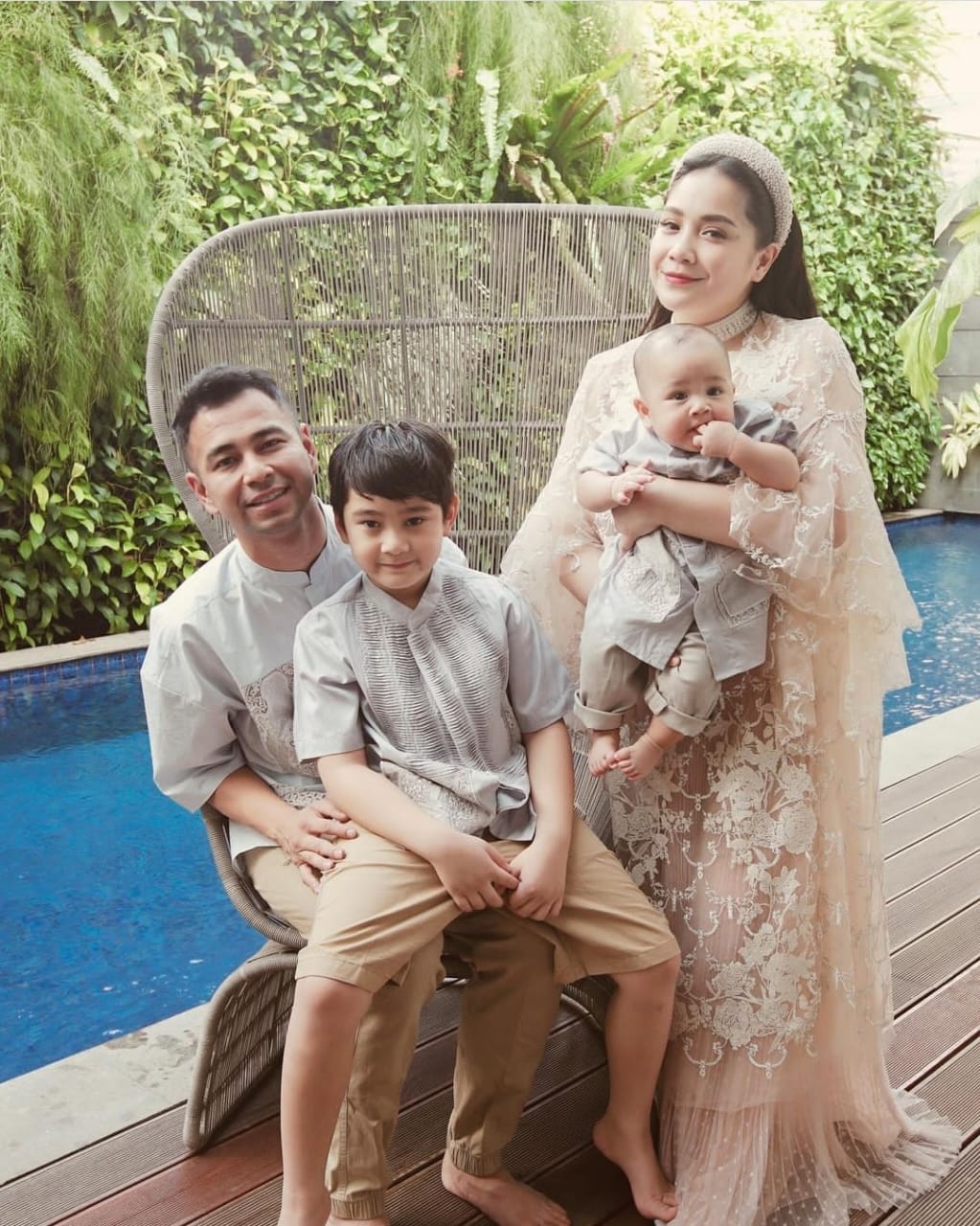 Alih-Alih Foto Studio, 5 Keluarga Artis Ini Pilih Berpose di Rumah