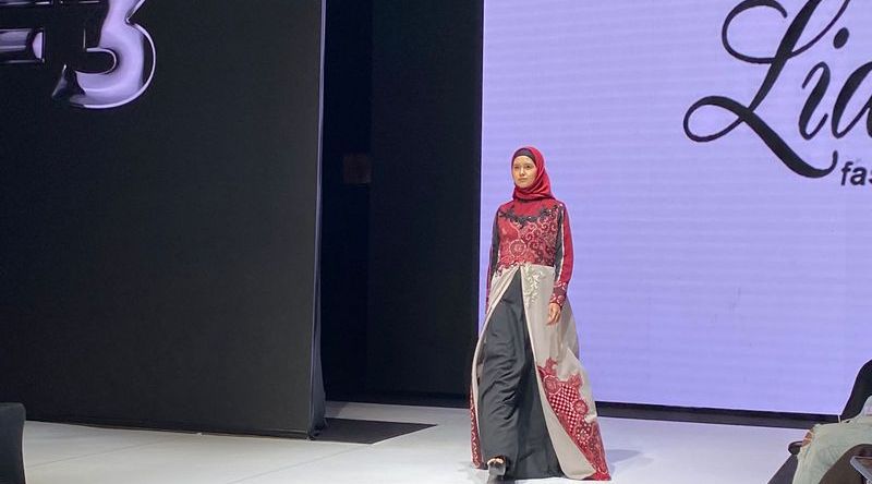 Lia Afif Hadirkan Fashion Hijab Bernuansa Batik Pesisir Jawa Timur