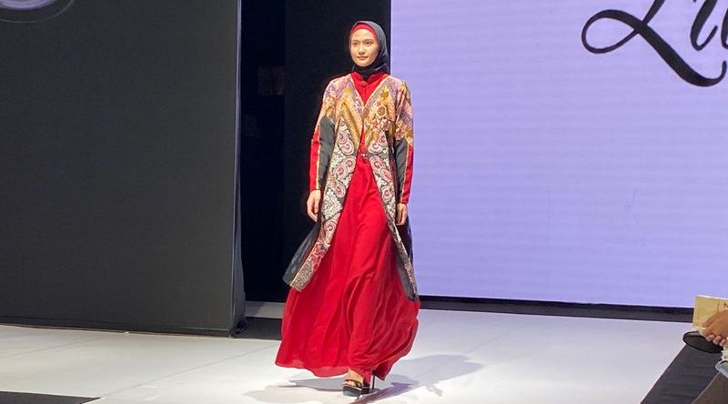 Lia Afif Hadirkan Fashion Hijab Bernuansa Batik Pesisir Jawa Timur