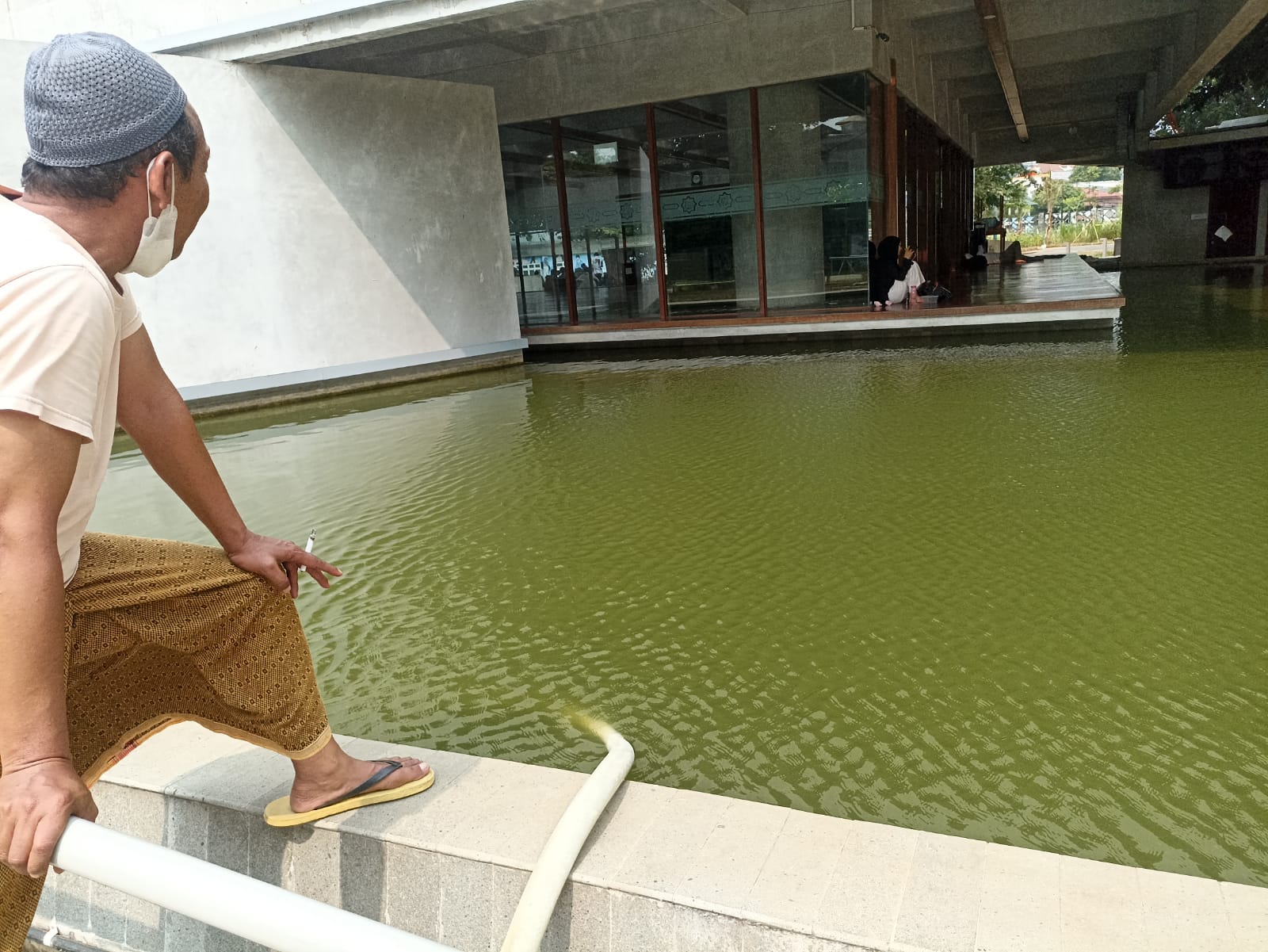Masjid Amir Hamzah TIM Suguhkan Pemandangan Kolam Ikan