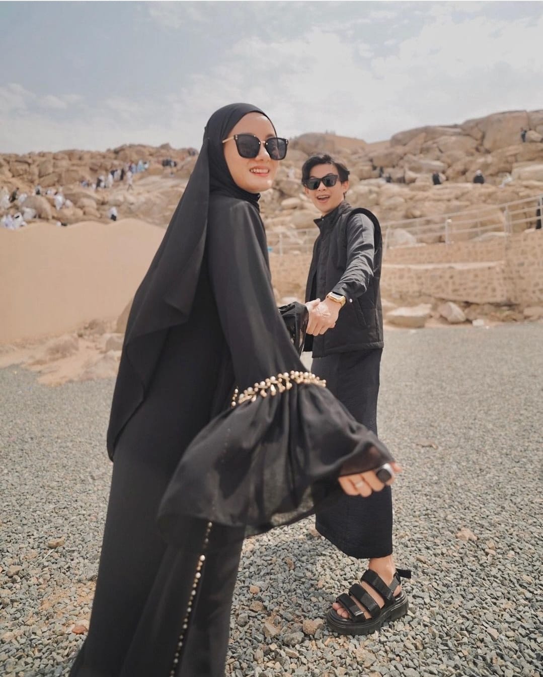 4 Gaya Seru Dinda Hauw Tampil Serasi Bersama Suami saat Umrah