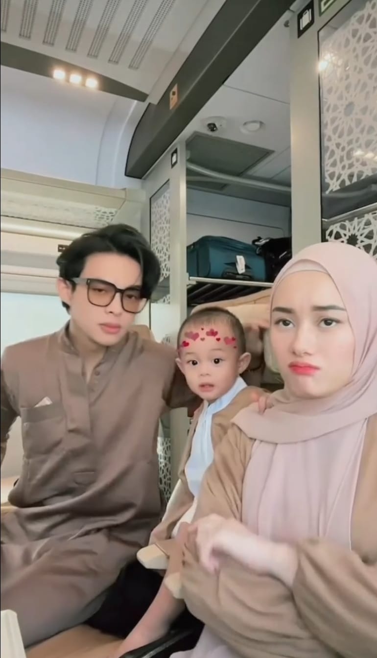 4 Gaya Seru Dinda Hauw Tampil Serasi Bersama Suami saat Umrah