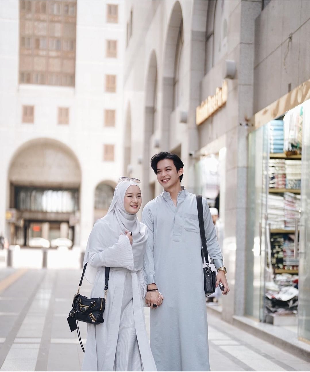 4 Gaya Seru Dinda Hauw Tampil Serasi Bersama Suami saat Umrah