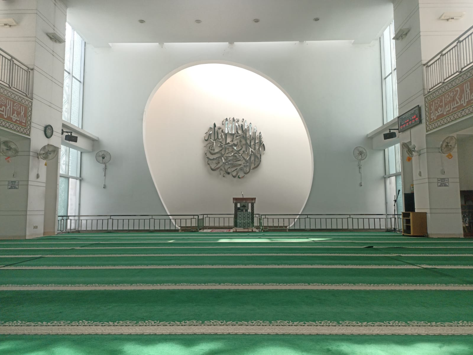 Unik, Masjid Ini Suguhkan Kolam Ikan di Depan Saf Pertama