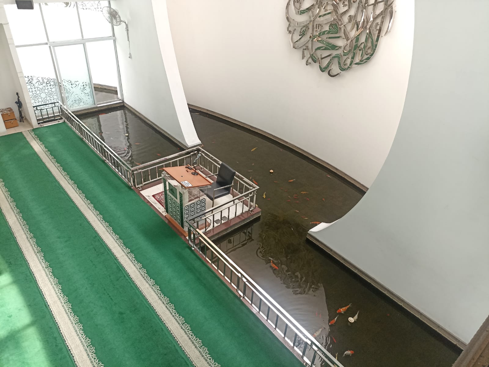 Unik, Masjid Ini Suguhkan Kolam Ikan di Depan Saf Pertama