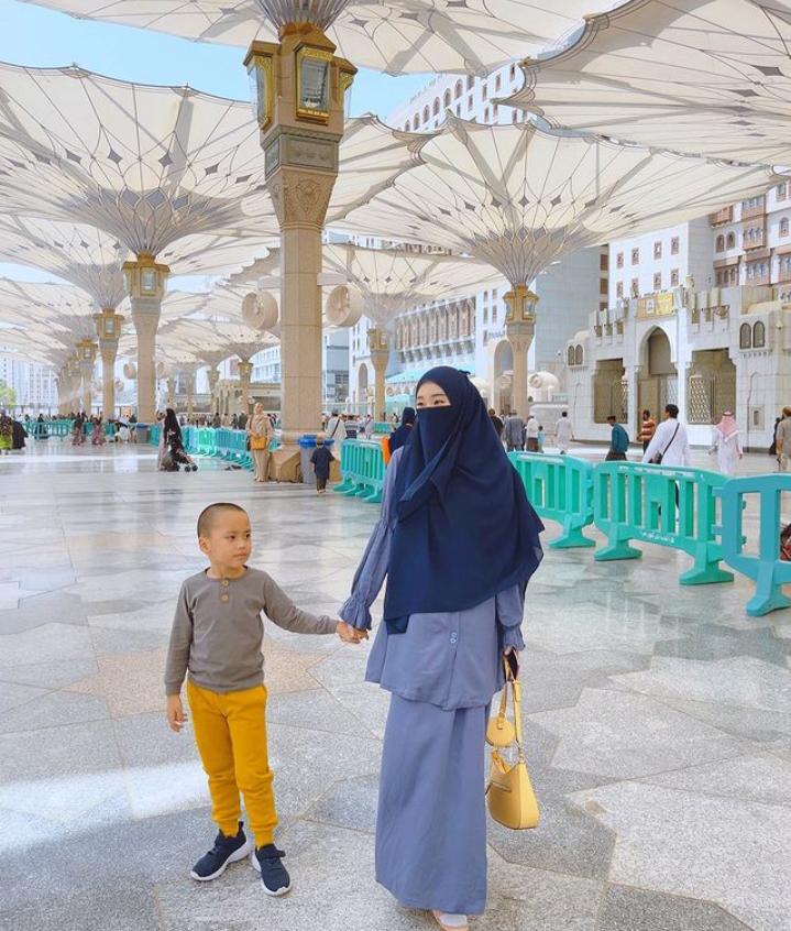 Doa Haru 3 Artis saat Umrah, Harapan untuk Anak hingga Minta Jodoh