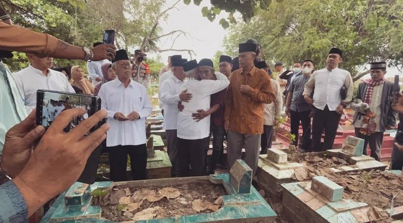 Pimpinan Gontor Takziah ke Makam Ananda Santri AM