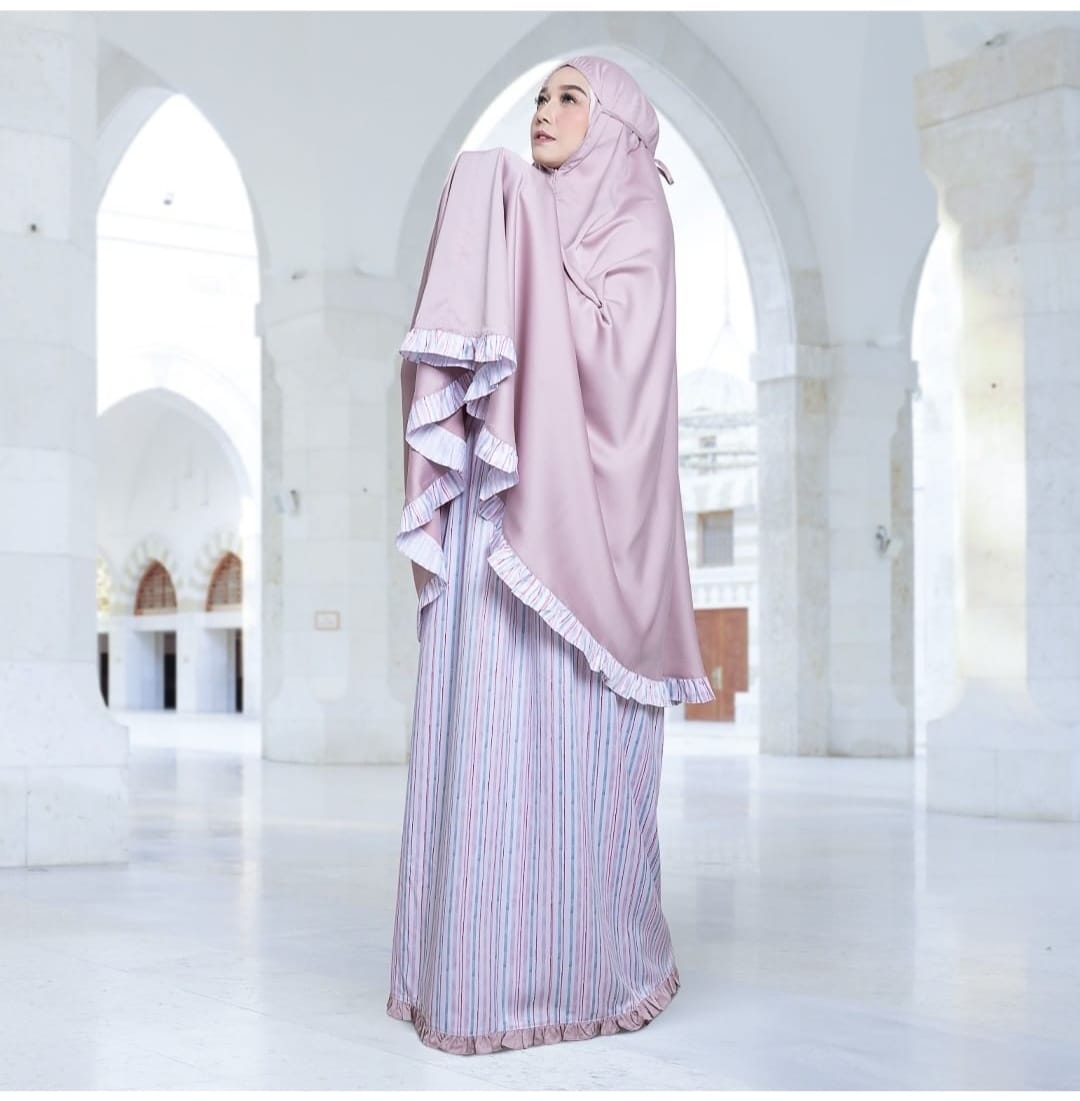 Lima Artis Berbisnis Mukena, Punya Syahrini Paling Mahal