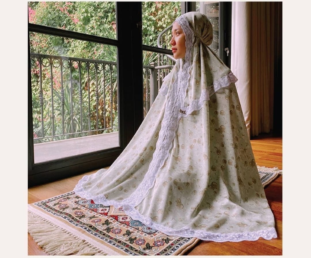 Lima Artis Berbisnis Mukena, Punya Syahrini Paling Mahal