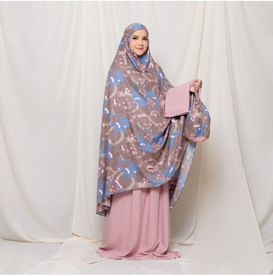 Lima Artis Berbisnis Mukena, Punya Syahrini Paling Mahal