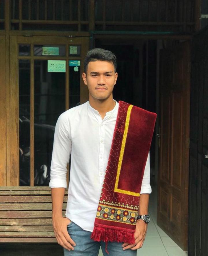 Tetap Modis, Ini Gaya Striker Muhammad Rafli Berbaju Koko