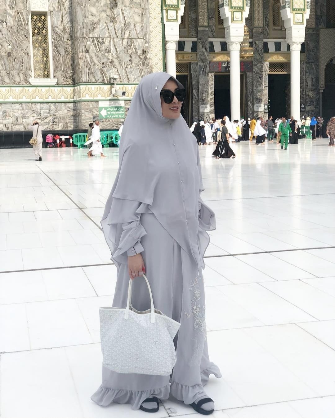 Santun dan Elegan, Ini 5 Penampilan Nindy Ayunda Berbusana Muslim