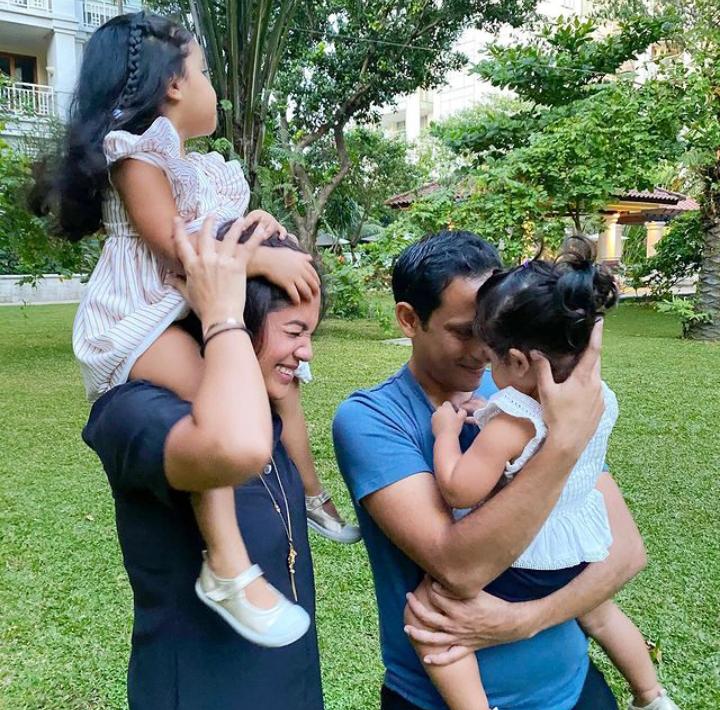 Intip 5 Momen Manis Mendikbud Nadiem Makarim sebagai Ayah di Rumah