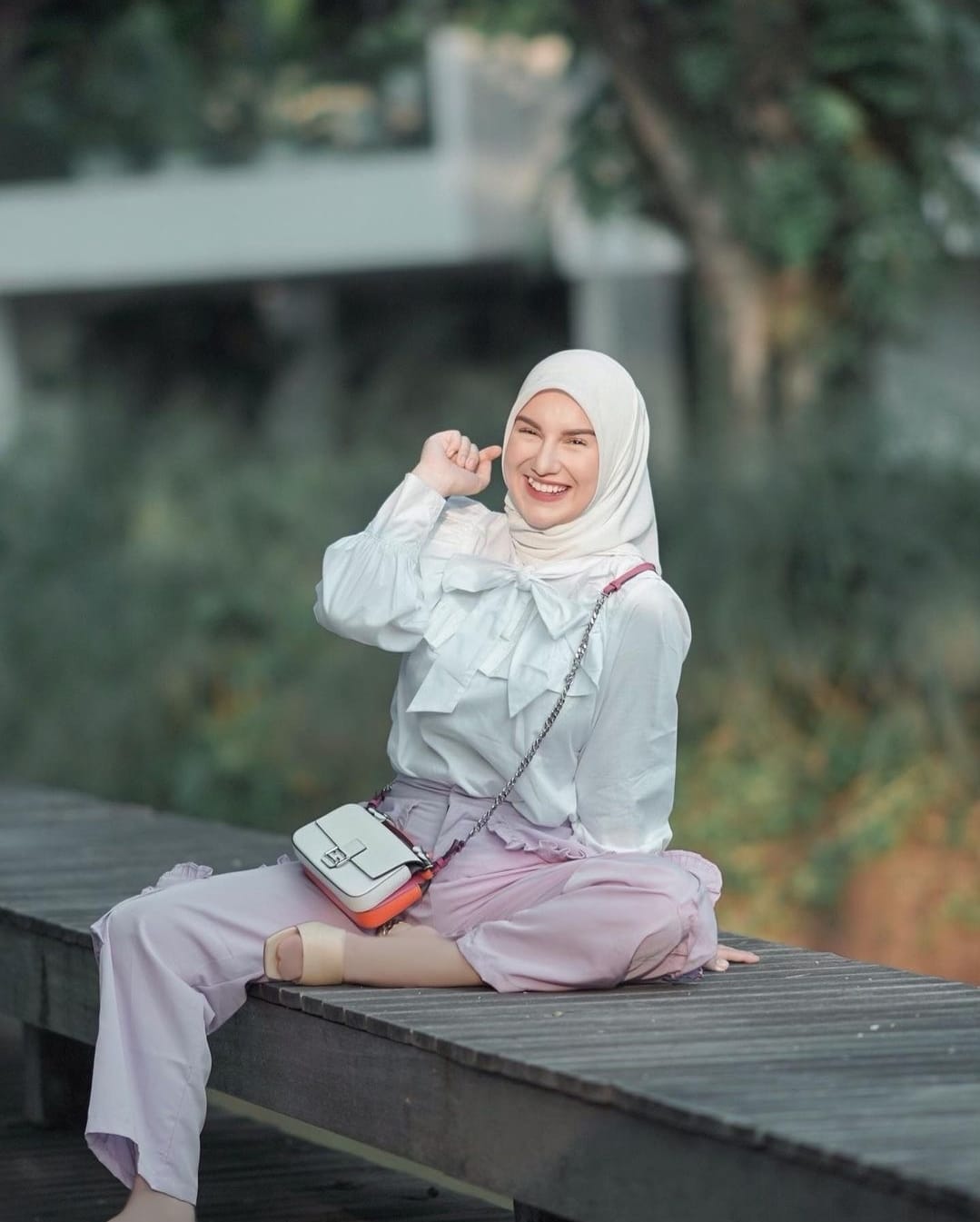 Senyum Makin Manis, Ini Pesona 5 Artis Bergigi Gingsul