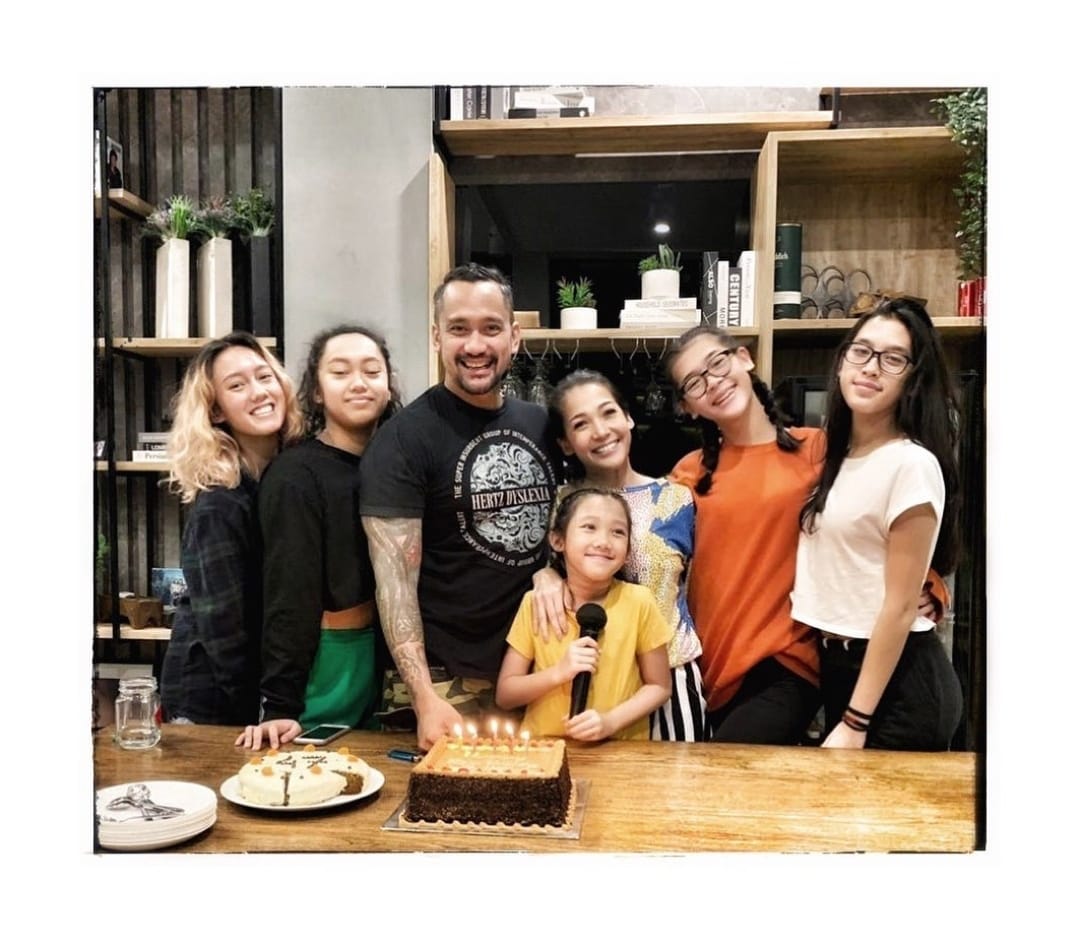 Deretan Anak Artis yang Dekat dengan Ayah Sambungnya