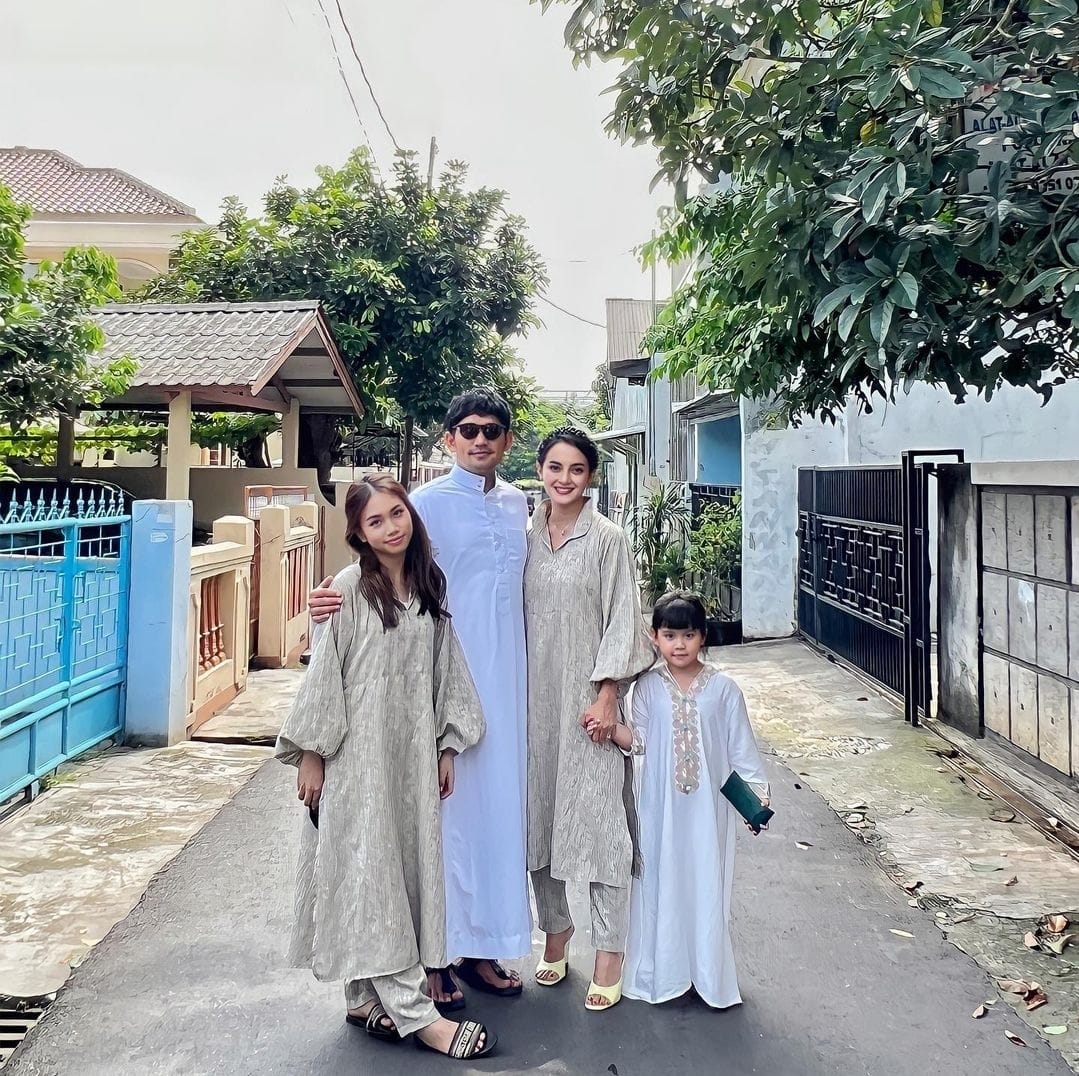 Deretan Anak Artis yang Dekat dengan Ayah Sambungnya